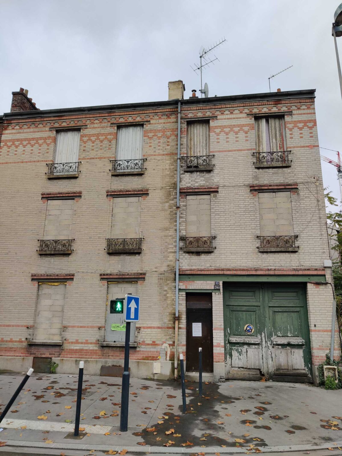 Ein verbarrikadiertes Haus in der Nähe des Turmes Pleyel in der Seine Saint Denis, dem nördlichen Departement von Paris. Meithaie machen sich den Mangel an Wohnraum zu eigen. um Einheiten zu gewinnträchtig zu vermieten.