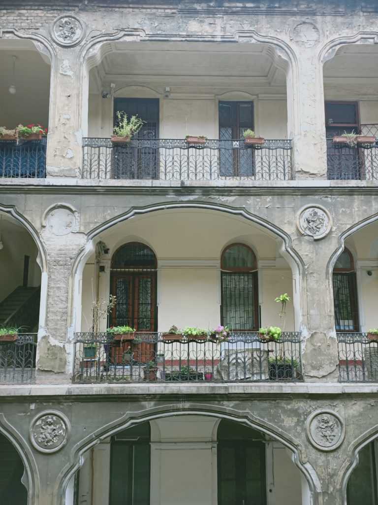 Budapest Paris des Osten Europa Ungarn Hausfassade mit Balkonen in einem Innenhof 