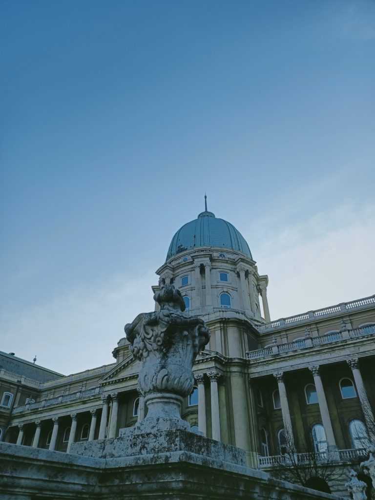 Königspalast Budapest Ungarn Städtereisen Paris des Ostens Kuppel und MOnument 