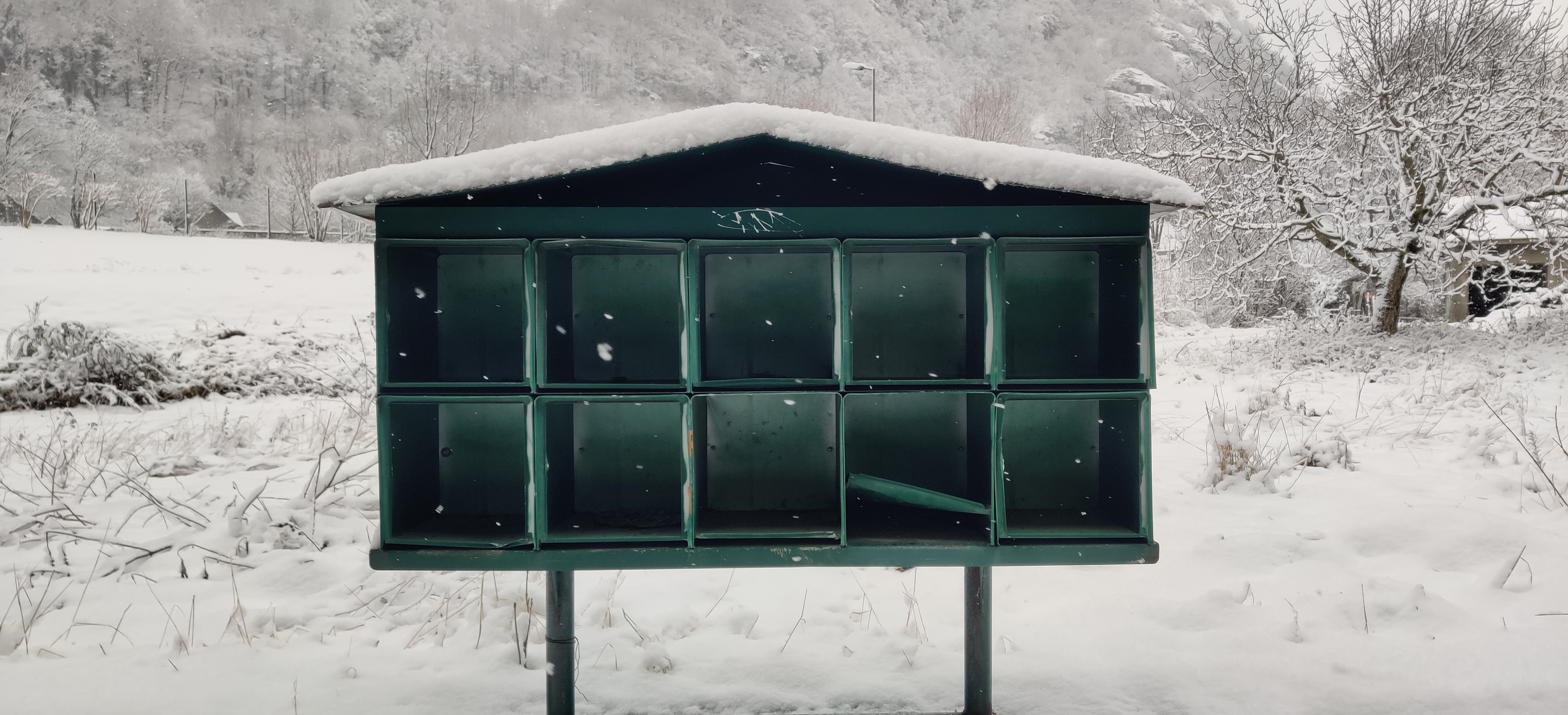 Urbex Industriekultur Oisans Alpen Winter Schnee leere Briefkästen grün