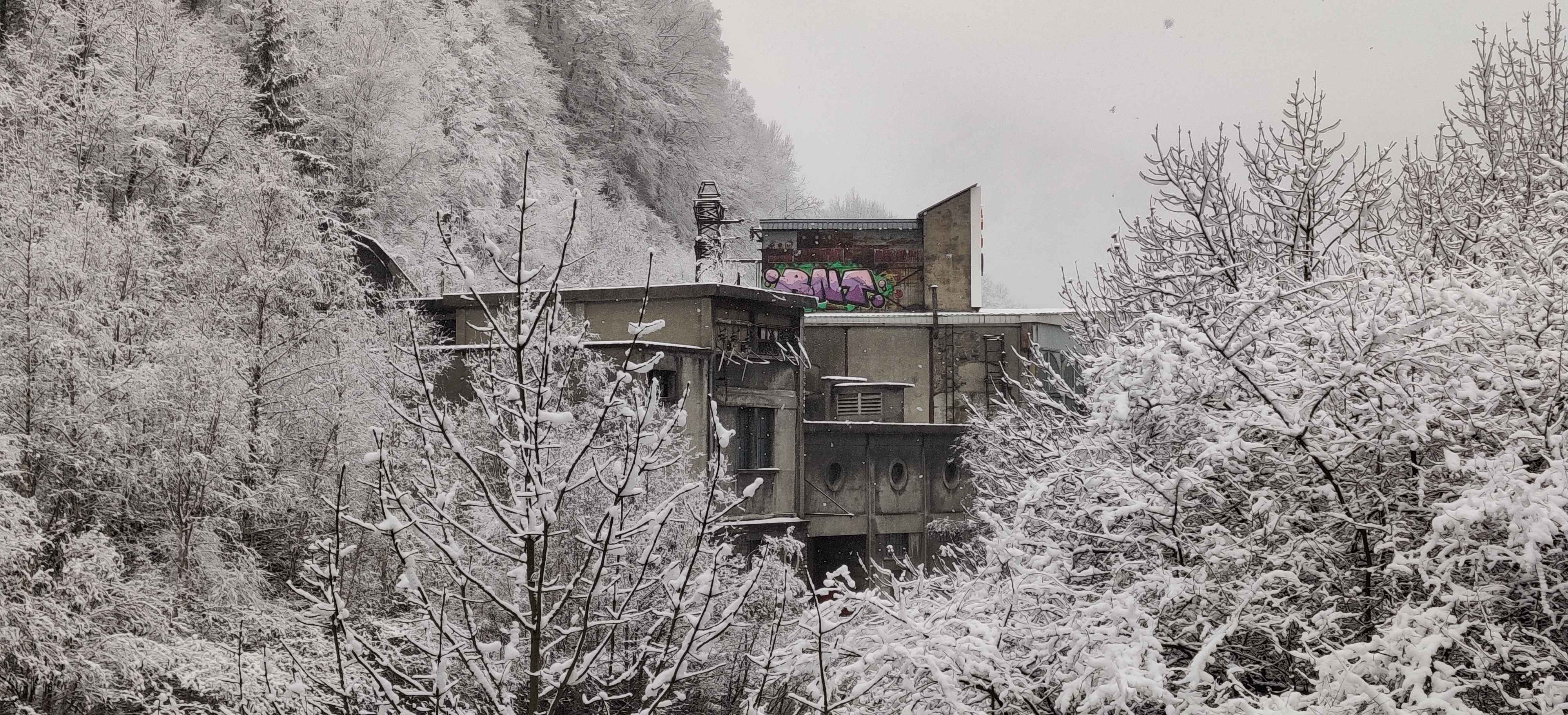 Urbex Frankreich Industriekultur Oisans, ehemaliges Elektrizitätswerk von Livet. Wasserkraftwerk an dem Gebirgsfluss Romanche, Urban Exploration, Winter, Schnee,