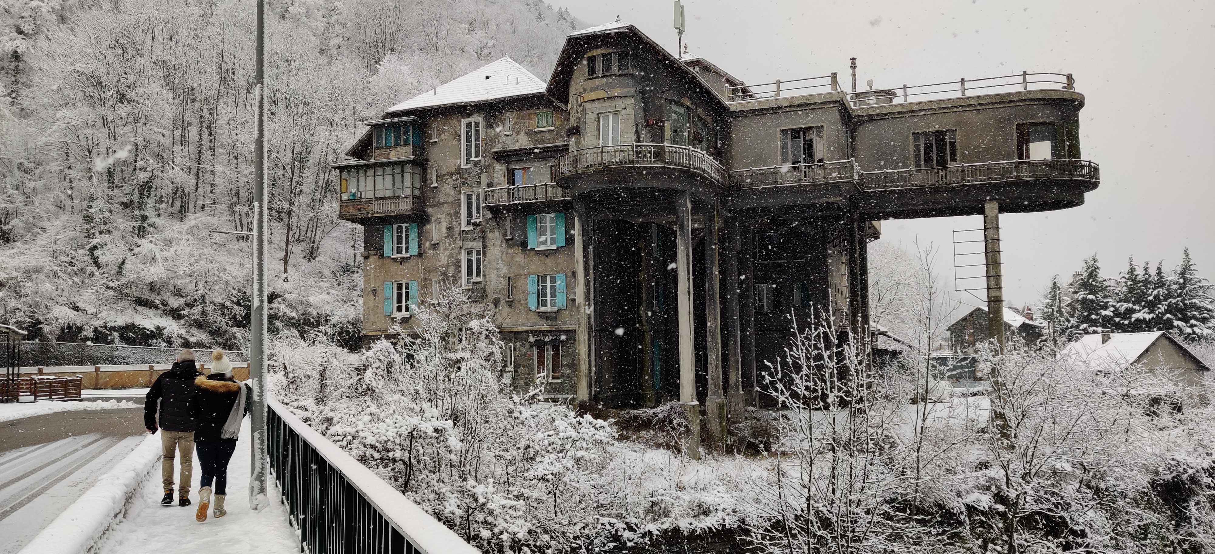Auf Spurensuche der Vergangenen Industriekultur im Oisans, französische Alpen. Herrenhaus der Instrustriellen Keller und Lelieux. Das Haus sticht durch seine besondere Architektur hervor. Das Büro, welches auf Betonstelzen zum Fluß hinausragt, ist inzwischen nahezu unbewohnt. Urbex Frankreich Urban Exploration