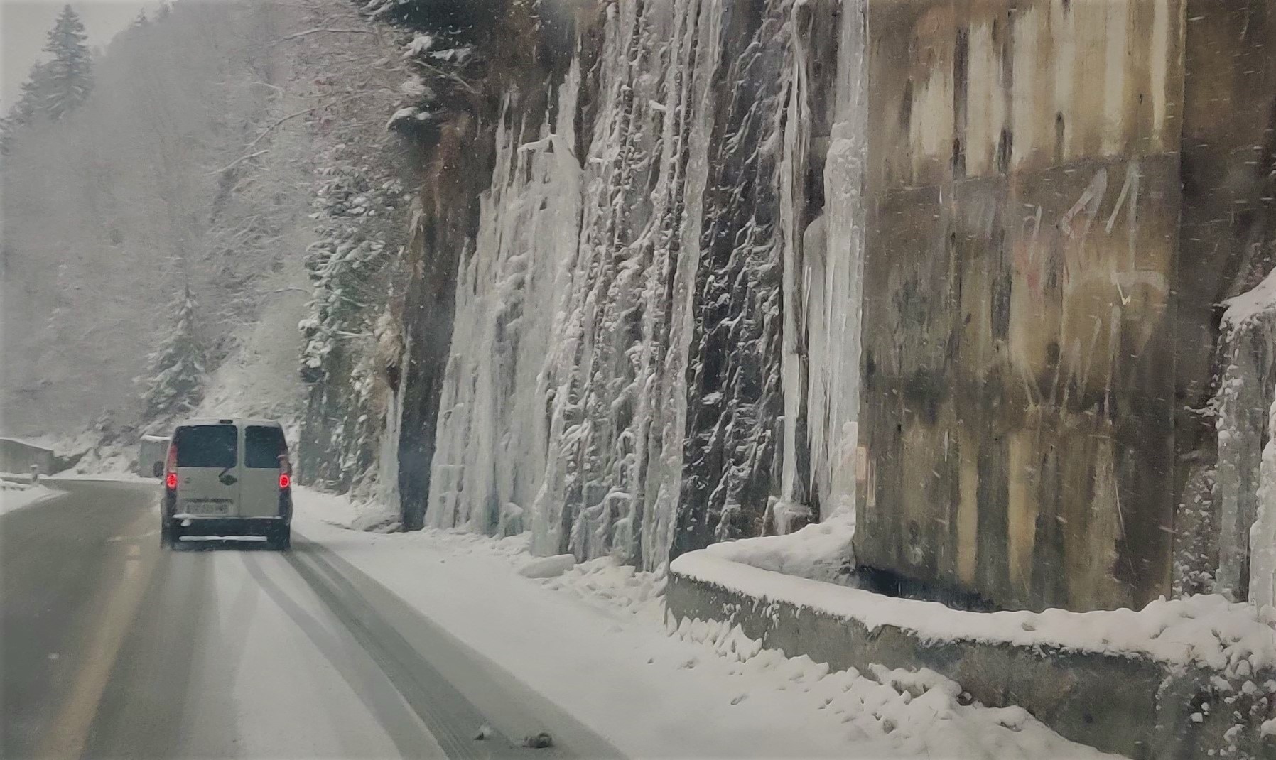 Urbex Frankreich Industriekultur Oisans Alpen verschneite Straße, Auto, Felsig, steile Wände große Eiszapfenstrukturen, Winter