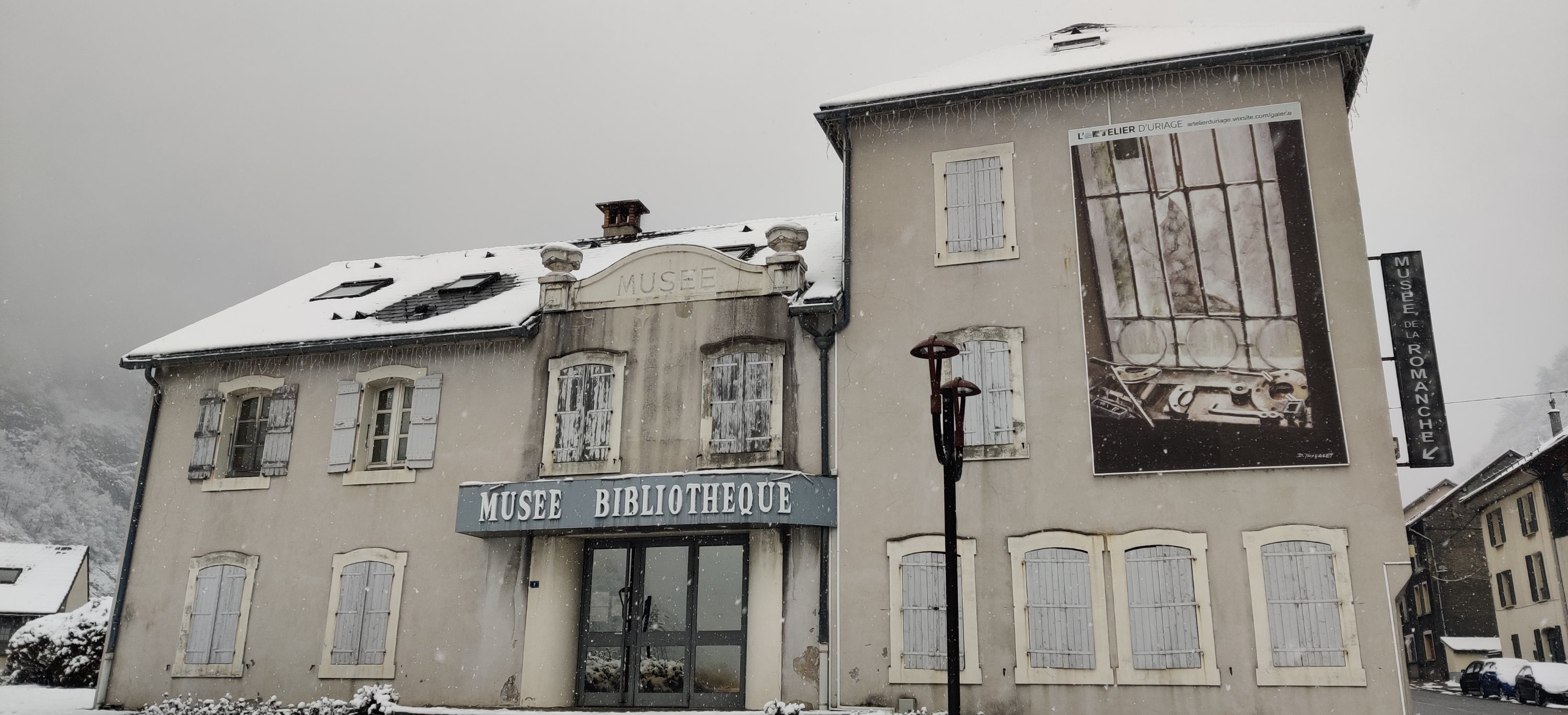 Urbex Frankreich. Museum und Bibliothek von Riouperoux. Industriekultur am Gebirgsfluss Romanche und im Oisans. Winter, Schnee, kalt, traurig und raue Atmosphäre, einfache Architektur, ländlich, französische Alpen