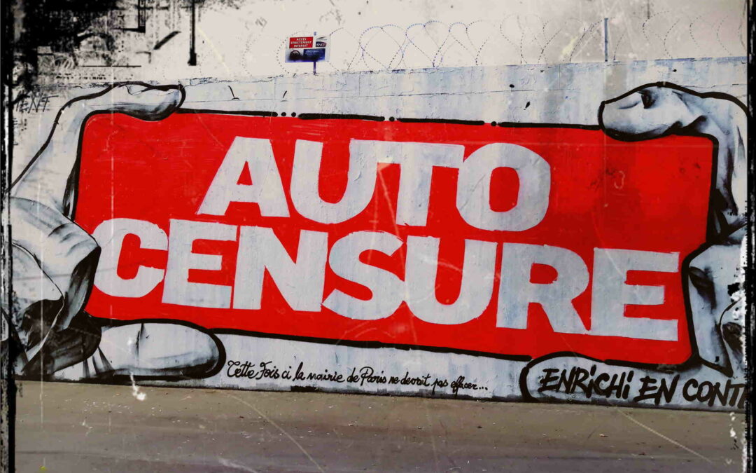 Streetart-mural. On a length of 10 meters the french artist Vince realized a hand holding a huge sign. On it written stands: Auto-Censure.