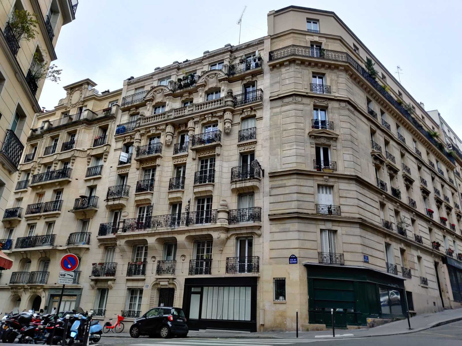 Fassade Haussman in Paris MOntmarte SAcre COeur 18. Bezirk. Strßenkreuzung Rue des baigneurs und Rue du Mont Cenis. Es gibt viele Bedienstetenzimmer in den letzten Stockwerken.